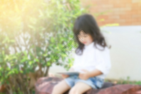 去中心化快乐的亚洲学龄前儿童在花园图片