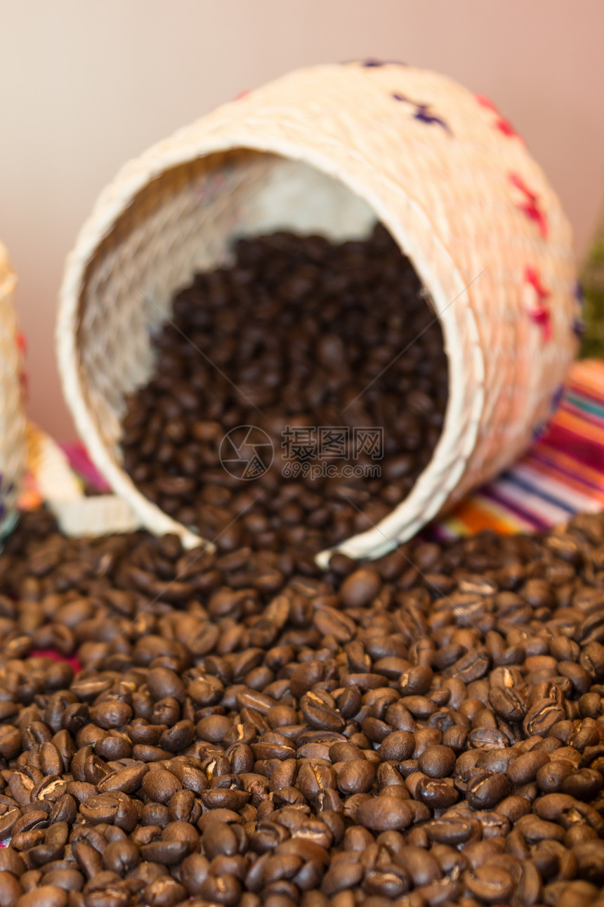 布朗咖啡豆从白威克碗外溢出去的图片