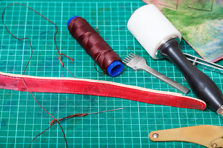 皮革工作新带缝纫工具和在自愈图片
