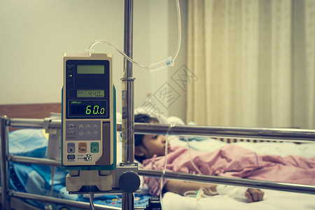 自动输液泵和IV挂在一杆上与住院高清图片