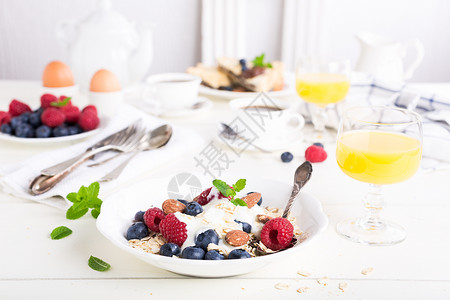 好吃的早餐燕尾酒片和鲜果子酸奶和图片
