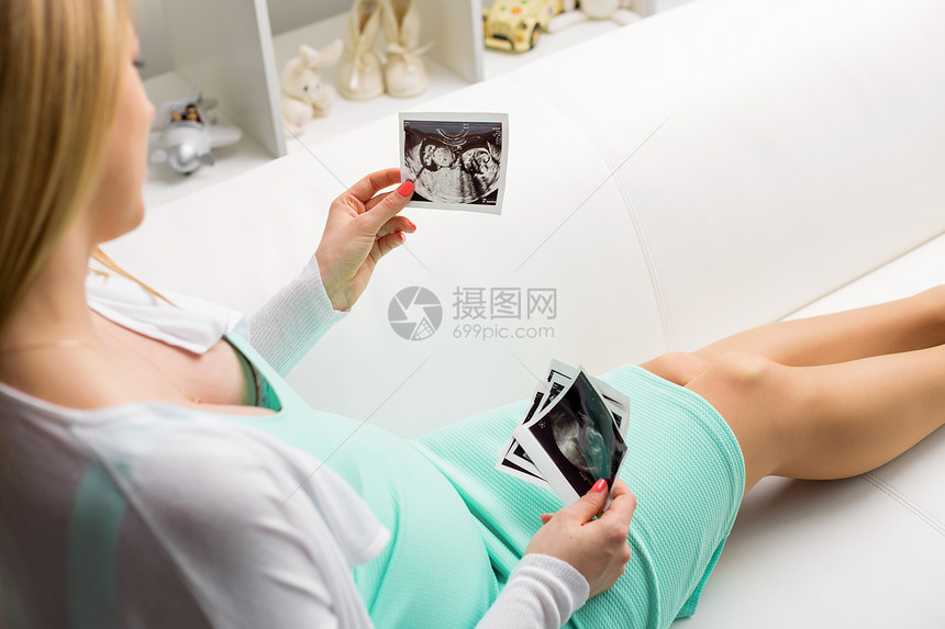 孕妇坐在沙发上看声像图片