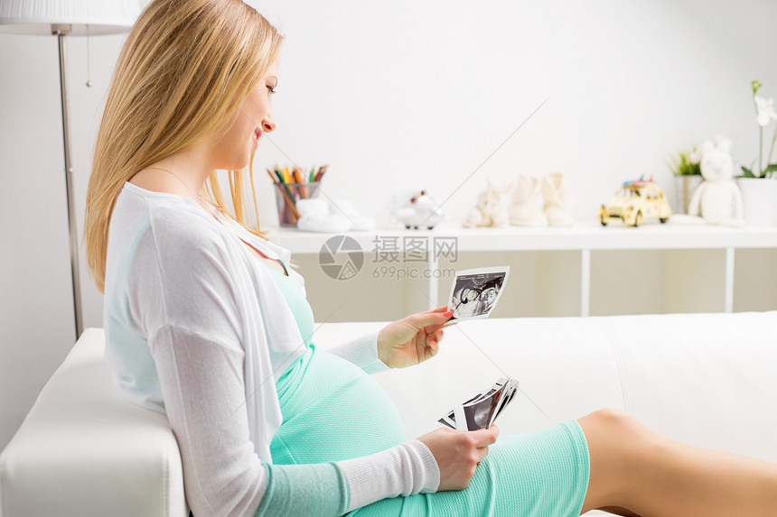 看婴儿超声检查照片的女人图片
