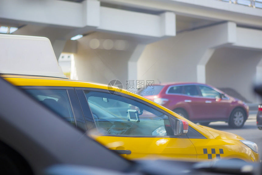 黄色的出租车在城图片
