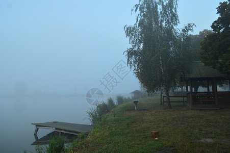 早上有雾在水面上图片