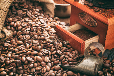 咖啡豆和咖啡研磨机图片
