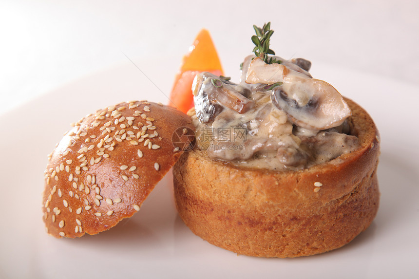 蘑菇在盘子里的面包里用鸡肉烤图片