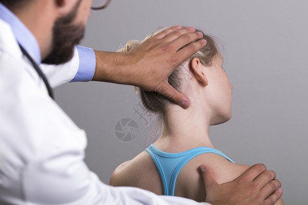 物理治疗师拉伸受伤妇女的脖子图片