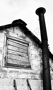 有烟囱的房子的老屋顶黑白照片图片