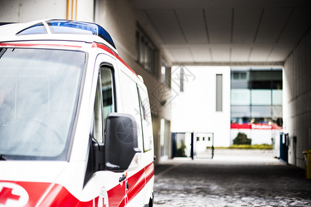 配备医疗设备担架和救护车的应急背景图片