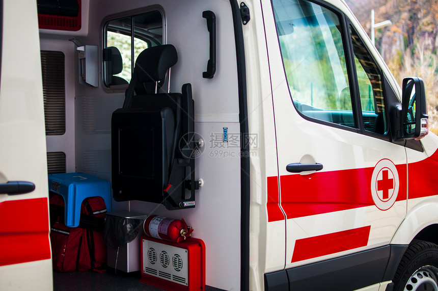 配备医疗设备担架和救护车的应急图片