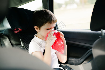 晕车7岁儿童在车里呕吐患背景