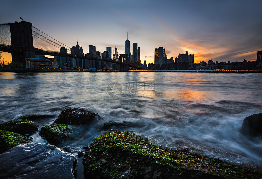 曼哈顿天际与布鲁克林大桥在晚上东河岸图片