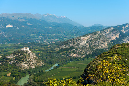 夏季巴尔多山2218米意大利维内托Verona加尔达湖附近Adige山谷Veronese河和MonteBaldo峰Baldo山图片