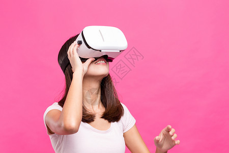 用虚拟现实观看的女人图片