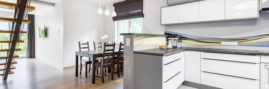 灰色和白色现代和明亮厨房的全景图片