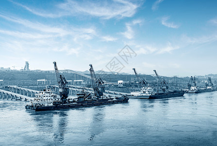 长江码头和起重机图片