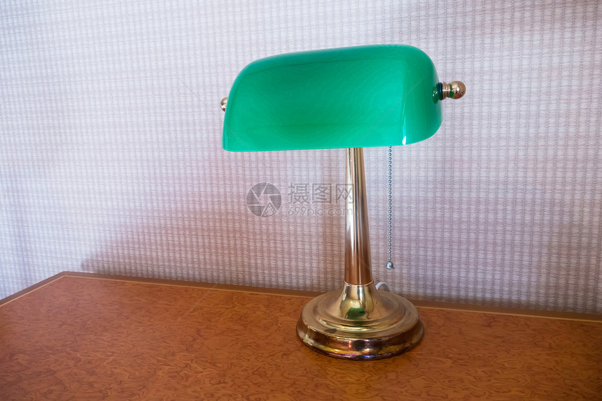 木桌上的复古绿色台灯图片