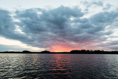 河边阳光灿烂的夏日夕阳图片