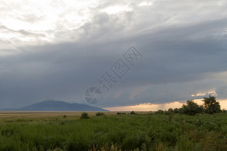 草原和山中的雷暴低云图片