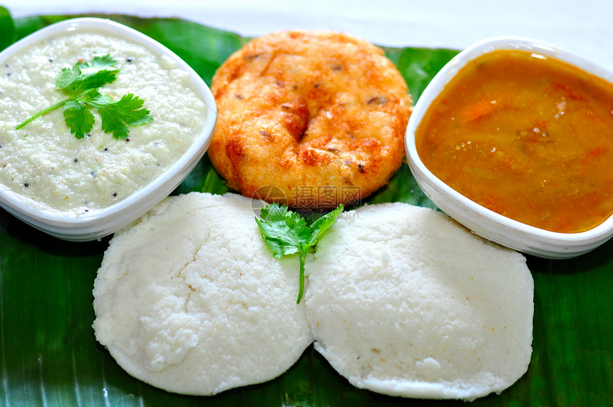 南印度早餐伊德利瓦达桑巴和椰子甜圈图片