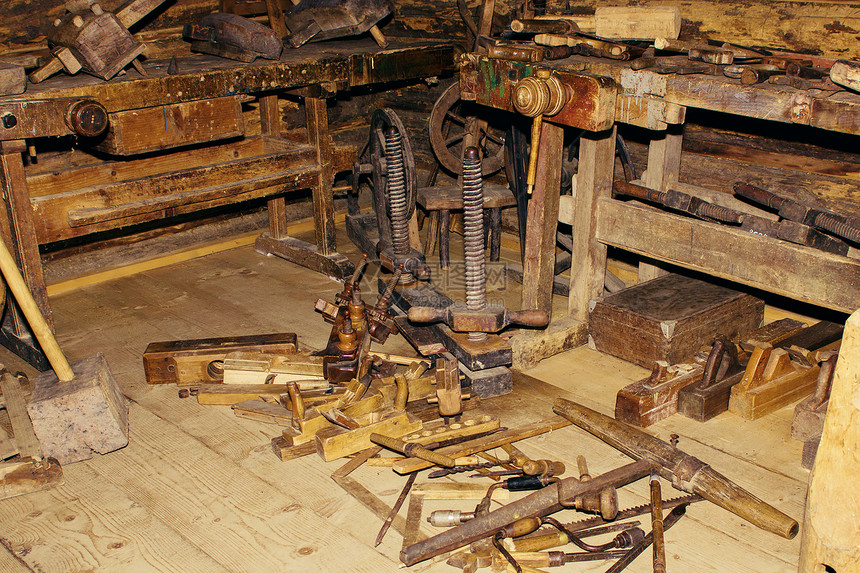老式工具挂在工具棚或车间的墙上老扳手和工具使用木材图片