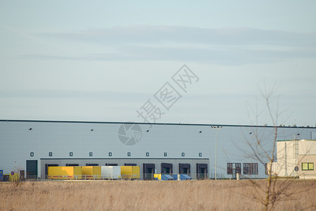 一个工业建筑的现代外部四周有铁门栅背景图片
