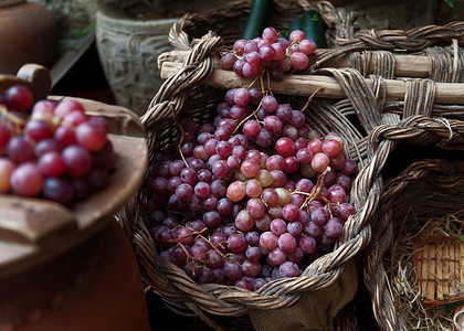 葡萄和铁篮子的果实高清图片
