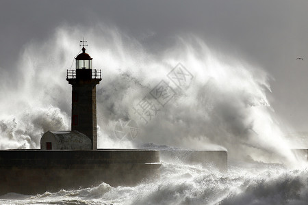 葡萄牙波尔图旧杜罗河口码头和灯塔上空的暴风雨图片