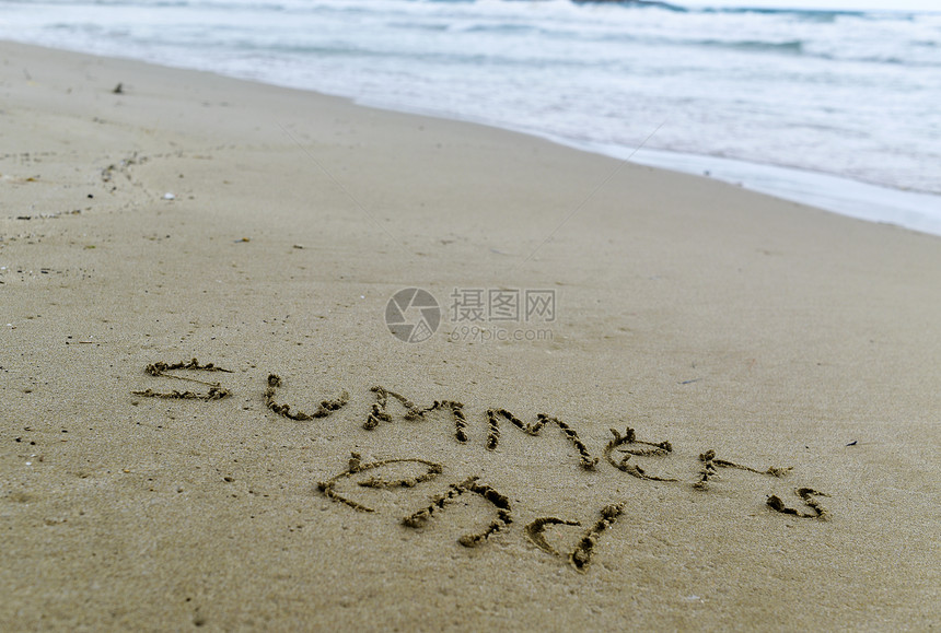文字夏天结束在沙滩上雕刻的特写镜头图片