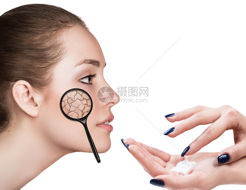 用手在皮肤干燥的妇女脸上涂奶油图片