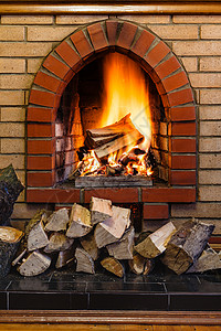 农村小屋室内砖壁炉的图片
