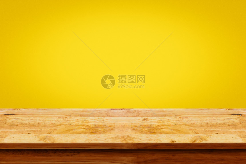 含有黄色梯度壁底的空木质桌用于显示或匹图片
