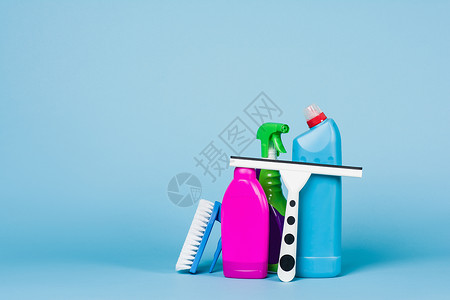 清洁概念混合洗涤剂和清洁配件以蓝色图片