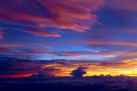 黄昏的云彩和天空背景日落时有乌图片