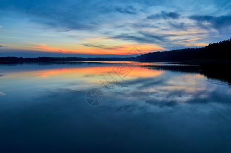 波兰Mazury湖区Lemiet湖上日落的美丽全景日落时的湖景图片