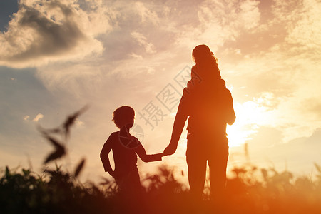父亲和儿子与女儿在日落图片