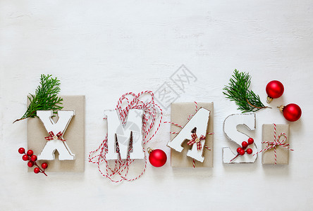 Xmas词由木质背景上的木质字母圣诞前夕传单或横幅模型文本空间图片