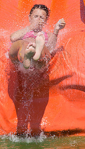 快乐女孩在水上游乐园玩得开心图片
