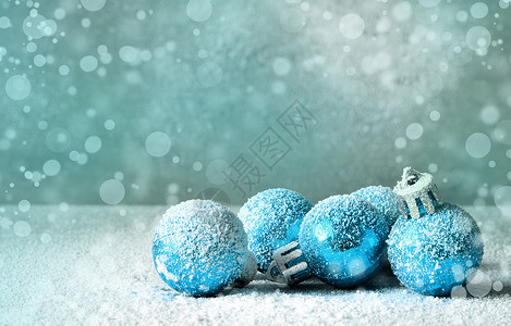 白雪皑的背景上闪亮的圣诞球图片