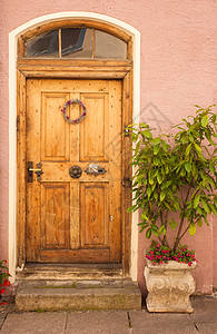 旧的老门有鲜花和树以古老的语调粉红墙图片