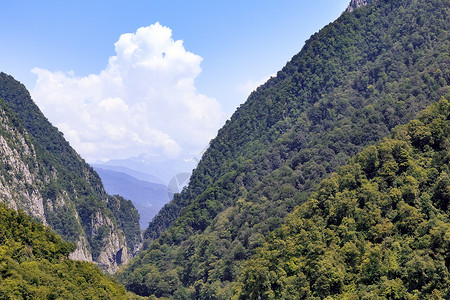 在远处形成一条深峡谷图片