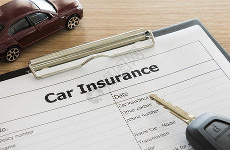 配有汽车型号的汽车保险申请表和办公桌上图片