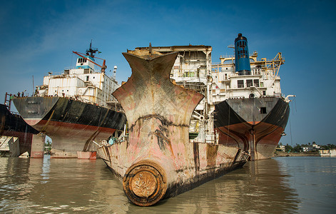 旧海洋船在孟加拉国吉大港的一艘船舶拆卸场被拆碎图片