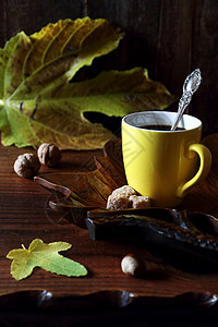 秋天的形象黄色的咖啡核桃和秋叶图片