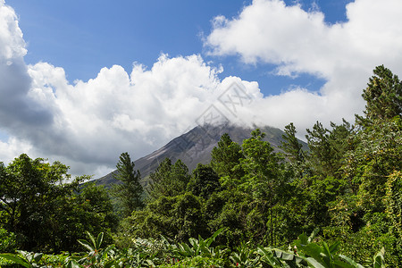 Arenal火山在云层中的景象月光下图片