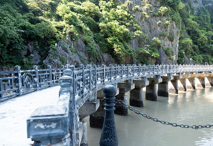 越南下龙湾旧混凝土过桥图片