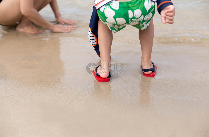 夏日沙滩上玩耍的母子图片