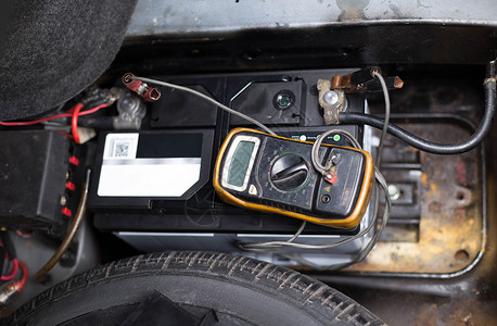 在车库内用电压计检查汽车电池水图片