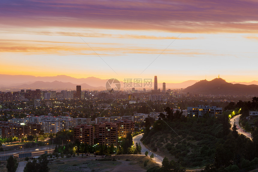 智利圣地亚哥与LasCondes和Vitacura区以及富裕的LoCurro社图片